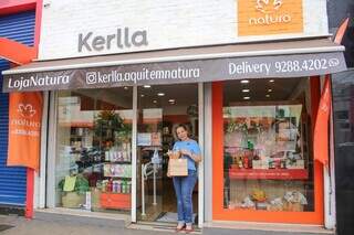 Kerlla em frente à Loja Kerlla Aqui Tem Natura, aberta para todos os clientes. (Foto: Paulo Francis)