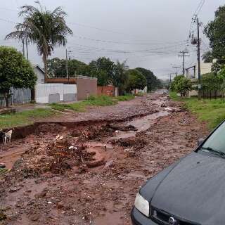Em dia de chuva, rua se torna "armadilha" para desavisados no Nova Lima 