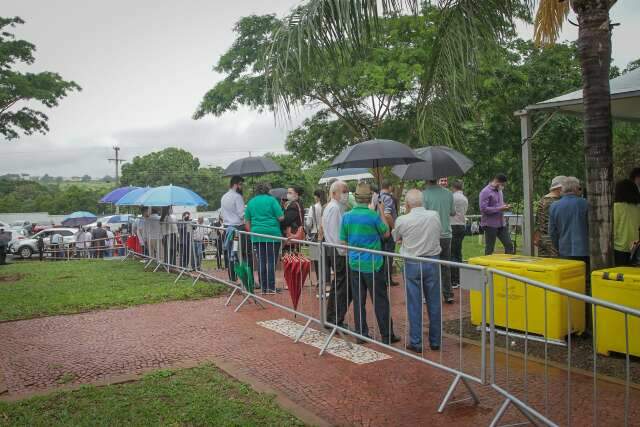 Mesmo com chuva, advogados fazem fila para votar em elei&ccedil;&atilde;o da OAB