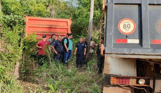 Pol&iacute;cia encontra caminh&otilde;es roubados no Brasil sendo desmontados na fronteira