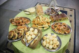 Pão de queijo, pizza e esfiha estão entre as criações dos integrantes da iniciativa. (Foto: Paulo Francis)
