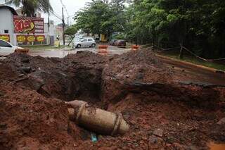 Cratera se forma na Rua Spipe Calarge e tr&acirc;nsito fica interditado nesta 6&ordf;