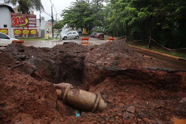 Cratera se forma na Rua Spipe Calarge e tr&acirc;nsito fica interditado nesta 6&ordf;