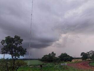 Formação de nuvens de chuva na BR-262, em Terenos. (Foto: Jairton Bezerra)