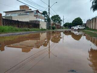 Rua Amélia R. de Souza fica intransitável em dias de chuva. (Foto: Cleber Gellio)
