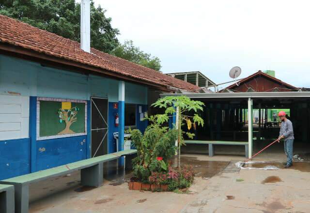 Projeto que j&aacute; economizou R$ 11 mi com m&atilde;o de obra carcer&aacute;ria reforma 13&ordf; escola