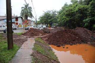 Cratera se forma na Rua Spipe Calarge e tr&acirc;nsito fica interditado nesta 6&ordf;