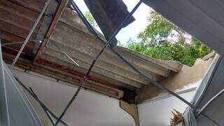 Buraco no teto foi causado durante chuva dos últimos dias. (Foto: Direto das Ruas)