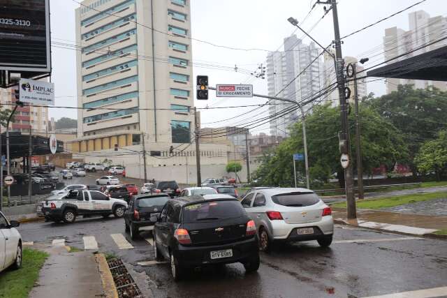 Chuva deixa sem&aacute;foros intermitentes e tr&acirc;nsito fica tumultuado na Capital