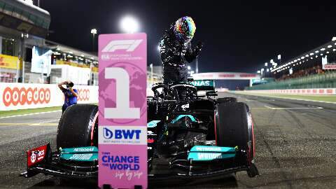 Inspirado após GP do Brasil, Hamilton garante a pole no Catar