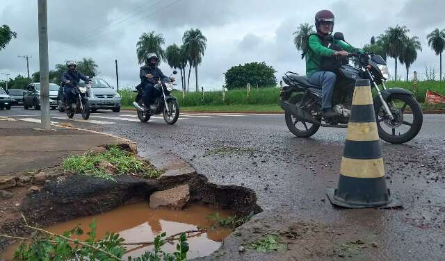 Chuvarada carrega sujeira para a Lagoa Itatiaia e danifica asfalto pela cidade