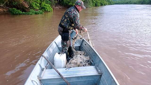 Com uso de drone, PMA flagra pescadores em arrast&atilde;o no Rio Taquari