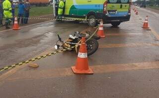 Motocicleta da jovem caída no meio da rodovia após o acidente (Foto: Só Notícias)