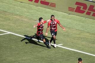 Nikão comemora o único gol da partida, que garantiou vitória do tiome paranaense. (Foto: Conmebol Suldamericana)