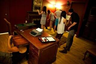 Grupo desvendando enigmas em Escape Room em São Paulo. (Foto: Reprodução Instagram/@cacadoresdediversao)