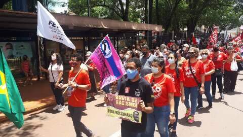 Protesto contra Bolsonaro acontece com sinais de apoio e reprovação no Centro