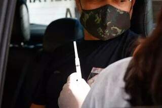 Vacina sendo aplicada em posto de imunização em Campo Grande. (Foto: Henique Kawaminami)