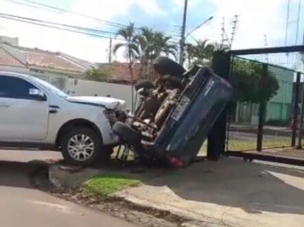 Colis&atilde;o entre camionetes termina com uma delas capotada perto da Zahran