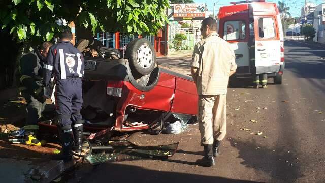 Depois de motorista furar sinal, Uno colide com Prisma e capota 