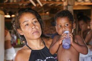 Natanielly Barbosa, de 24 anos, com o filho mais novo (Foto: Kísie Ainoã)