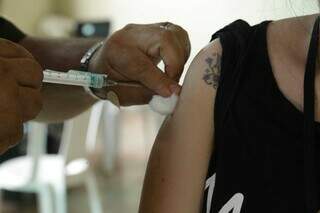 Imunizante contra a covid-19 sendo aplicado. (Foto: Kísie Ainoã)