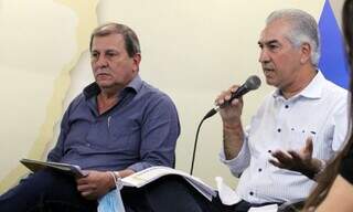 Governador Reinaldo Azambuja (PSDB), discursa ao lado do presidente do partido em MS, Sérgio de Paula. (Foto: Divulgação)