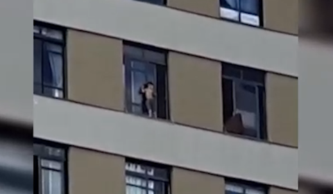 Vídeo de criança andando em janela de prédio foi o mais visto