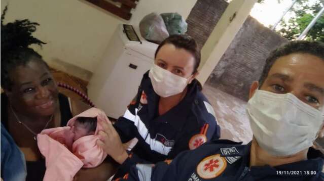 Mulher sente contra&ccedil;&otilde;es e beb&ecirc; nasce na sala de casa