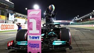 Hamiltons comemorando primeira colocação no grid de largada (Foto: F1/Twitter)