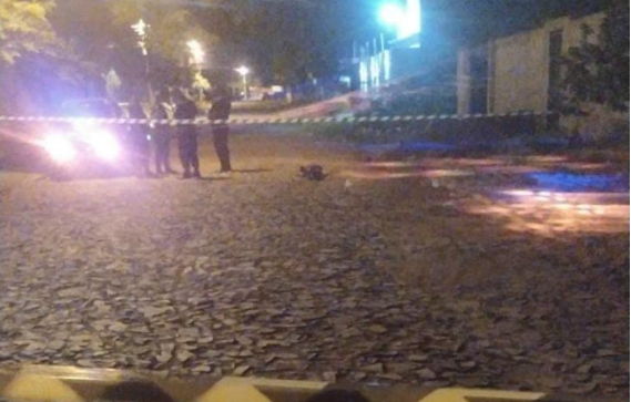 Com marcas de facadas e espancamento, corpo de homem &eacute; encontrado em rua 
