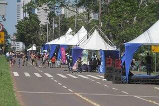 Tendas montadas para evento, que vai até 12h na Avenida Afonso Pena(Foto: Marcos Maluf)