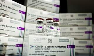 Caixas e ampolas de vacinas da Astrazeneca. (Foto: Agência Brasil/Reprodução)