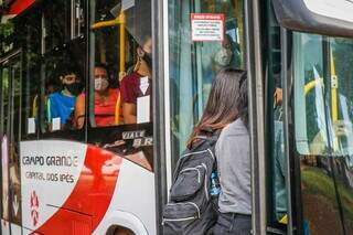 Estudante entra em ônibus na Capital (Foto: Henrique Kawaminami)