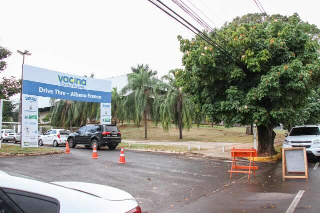 Drive-thru aplica refor&ccedil;o aos acima de 40 anos e 1&ordf; dose a todos