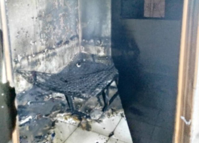 Na madrugada, casa &eacute; arrombada e incendiada 