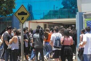 Movimentação em frente à Unidade da Avenida Ceará, um dos locais de aplicação de prova do Enem em Campo Grande (Foto: Marcos Maluf) 