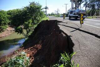 Erosão na Avenida Ernesto Geisel próximo ao cruzamento com a Rua do Aquário. (Foto: Paulo Francis)