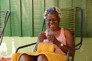 Maria ri enquanto faz crochê. (Foto: Kísie Ainoã)