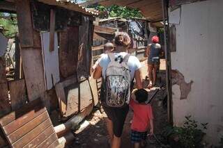 Moradoras da Favela do Mandela, na região norte de Campo Grande. (Foto: Marcos Maluf)