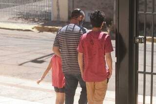 Pai saindo da Depca com filhos, que foram ouvidos em depoimento especial. (Foto: Marcos Maluf)
