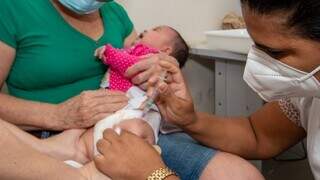 Bebê recebendo dose de vacina em Campo Grande. (Foto: Prefeitura)
