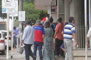 Clientes em fila em frente à agência da Caixa da Rua 13 de Maio, em Campo Grande (Foto: Marcos Maluf)