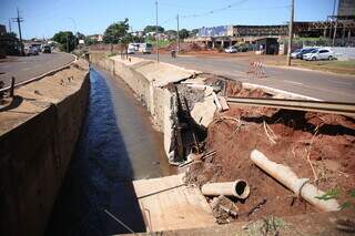 Córrego Segredo desmoronou, em frente ao Centro de Belas Artes. (Foto: Paulo Francis)