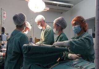 Equipe em cirurgia de captação de órgãos. (Foto: Santa Casa)