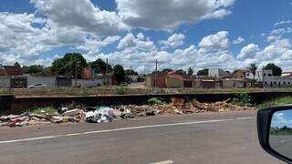 Na Ernesto Geisel entre a Bom Sucesso e a Rua Sol Nascente, margem do Rio Anhanduí virou depósito de lixo. (Foto: Direto das Ruas)