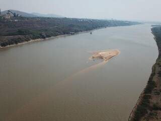 Bancos de areia se formaram no rio durante estiagem histórica. (Foto: Marinha do Brasil)