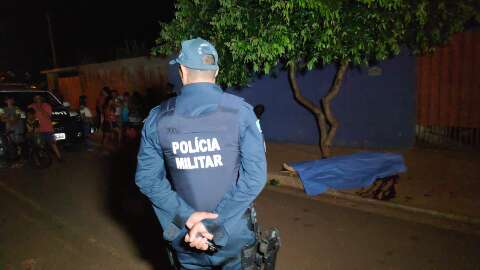Homem &eacute; executado com pelo menos 4 tiros na frente da esposa 
