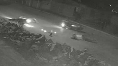 Motociclistas &ldquo;voam&rdquo; ap&oacute;s batida violenta em cruzamento