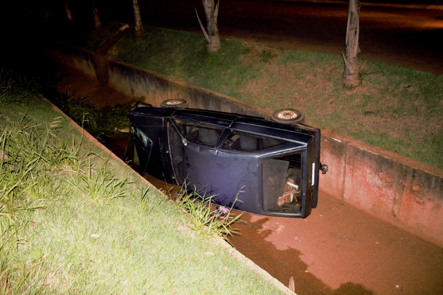 Ap&oacute;s colidir em coqueiro, motorista cai com carro em valeta 