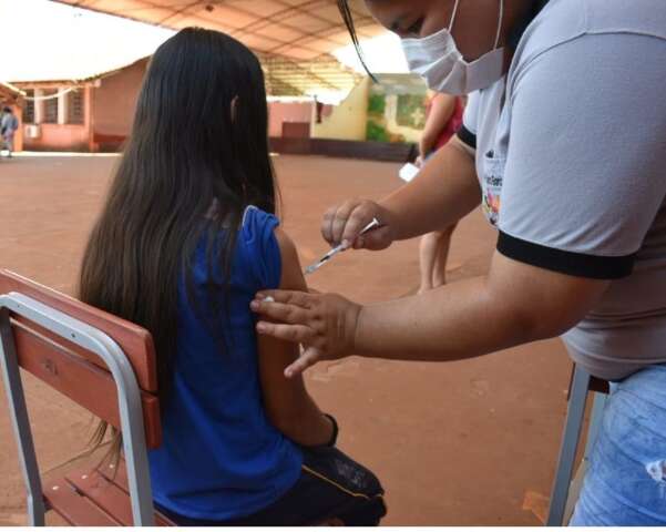 Primeiro dia de vacinação anticovid em escolas do Paraguai tem baixa procura